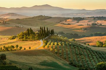 Toscane platteland in Italië met prachtig landhuis / boerderij van Voss Fine Art Fotografie