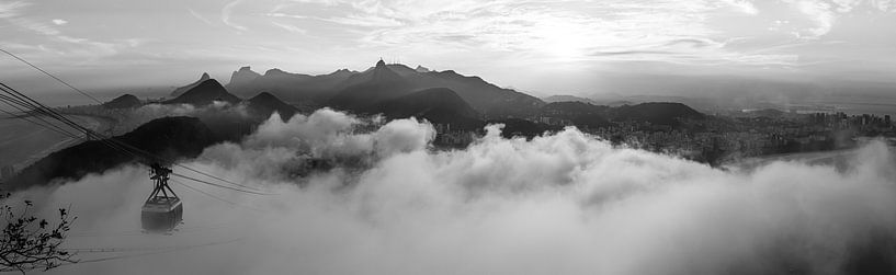 Rio in de wolken (zwartwit) van Merijn Geurts