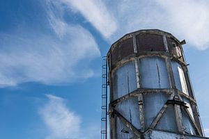 schöner alter industrieller Wasserturm vor einem sommerlich blauen Himmel