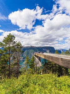 Blick auf die  Aussichtsplattform Stegastein am Aurlandsfjord in