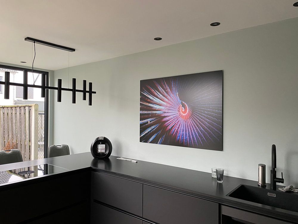 Pauwkokerworm close up, kleurrijk, abstract  van René Weterings 