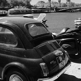A Fiat 500 by the Seine – Paris in black and white with the Eiffel Tower by Sander Peters