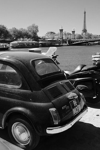 Fiat 500 an der Seine – Paris in Schwarz-Weiß mit dem Eiffelturm von Sander Peters