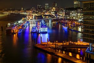 Hamburg bei Nacht - Blick auf den Hafen von Sabine Wagner