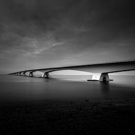 Zeeland-Brücke in schwarz-weiß von Krijn van der Giessen