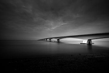 Zeelandbrug in zwart wit van Krijn van der Giessen