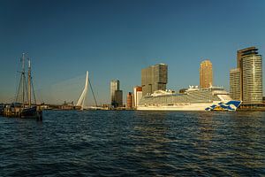 Le bateau de croisière "Enchanted Princess" visite Rotterdam. sur Jaap van den Berg