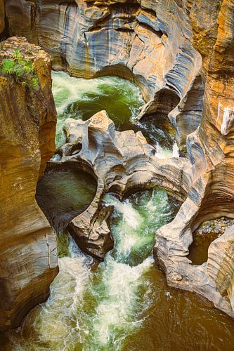 Fluss durch tiefe Höhle