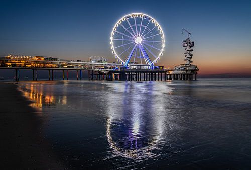 Blauwe uur bij de pier van Scheveningen