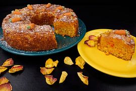 hausgemachter Karottenkuchen frisch gebacken und mit Marzipanmöhren verziert