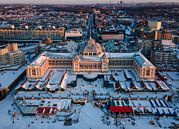 Eine Luftaufnahme des Kurhauses (Scheveningen), das mit Schnee bedeckt ist. von Claudio Duarte Miniaturansicht