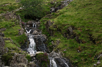 Wasserfall von einem Berg