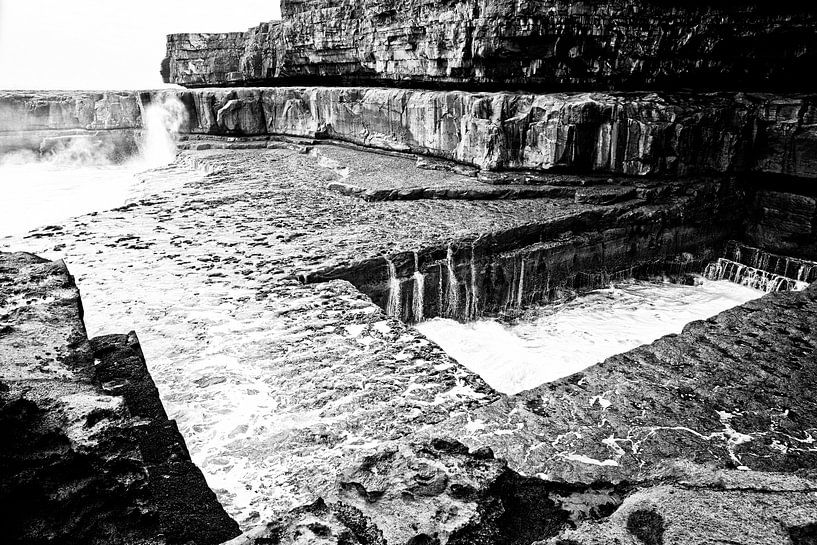 Das Wurmloch in Irland ist spektakulär zu sehen: Wie die Wellen von links nach rechts verlaufen. von Tjeerd Kruse