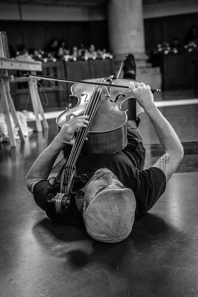 Cello in der Oostkerk Middelburg - Dave Eggar Mostly Modern Festival von Joy Droogsma