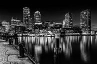 BOSTON Fan Pier Park En Skyline bij nacht | zwart-wit van Melanie Viola thumbnail