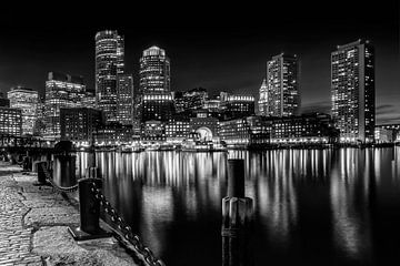 BOSTON Fan Pier Park En Skyline bij nacht | zwart-wit van Melanie Viola