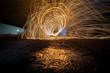 Lightpainting avec de la laine d'acier brûlante en forme de tunnel