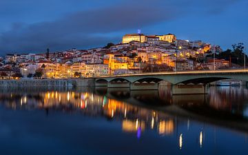 Coimbra in het Blauwe Uur, Portugal van Adelheid Smitt
