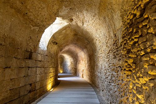 Toegangstunnel naar de zalen. De ruïnes van het Teatro Romano de Cádiz, Andalusië, Spanje