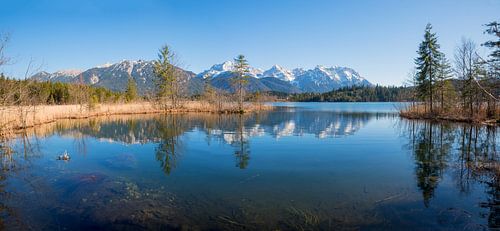 prachtig veenmeer Barmsee met uitzicht op Karwendelgebergte, re