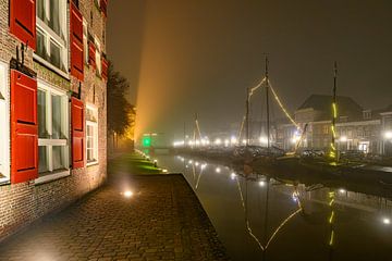 Zwolle Thorbeckegracht tijdens een mistige winteravond