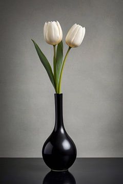 Tulipes blanches minimalistes dans un vase noir sur De Muurdecoratie