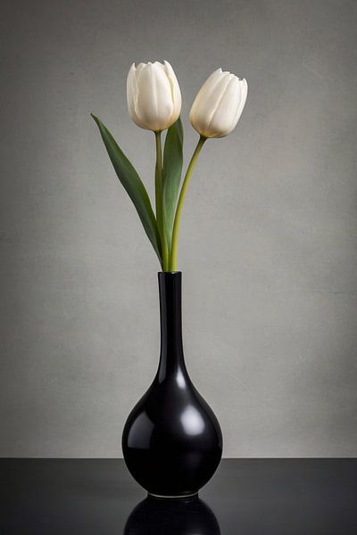 Tulipes blanches minimalistes dans un vase noir par Art & Soul Creations