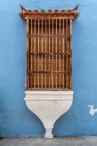 Licht blauw huis met een authentiek raam met houten spijlen in het centrum van Cartagena de las Indi