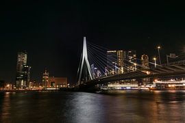 Erasmusbrug Rotterdam in de avond van Patrick Verhoef