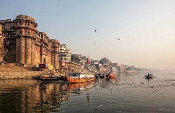 Het leven langs de Ganges (Ganga) Rivier. Pelgrims baden en bidden