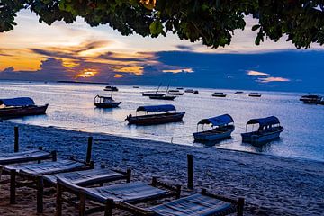 Zanzibar, zonsondergang op het strand met boten van Barbara Riedel