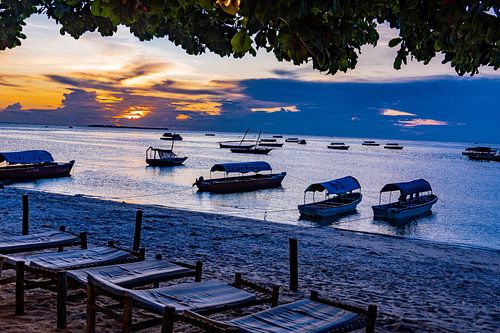 Zanzibar, coucher de soleil sur la plage avec des bateaux