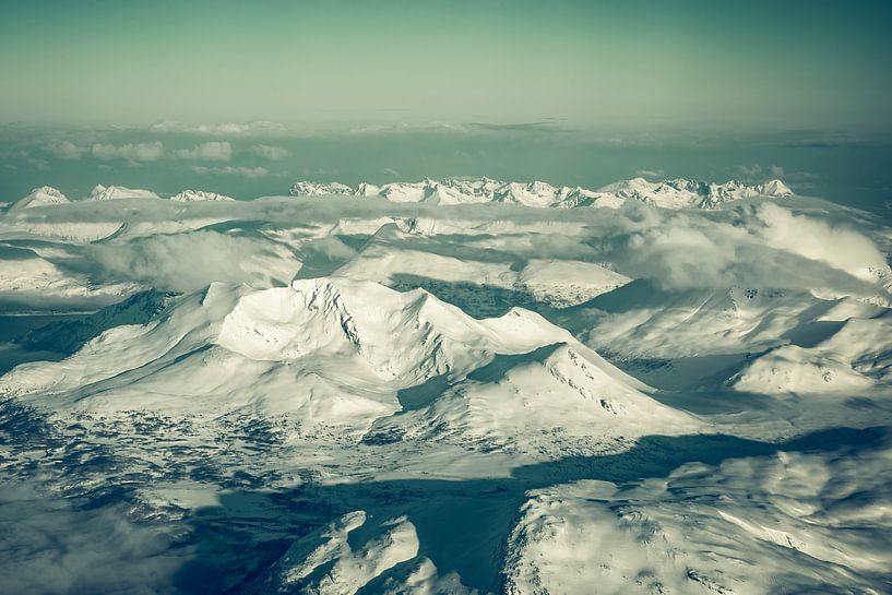 Besneeuwde bergen in Noord Noorwegen luchtfoto van Sjoerd van der Wal Fotografie