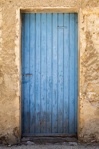 Vieille porte bleue dans la Drôme, dans le sud de la France
