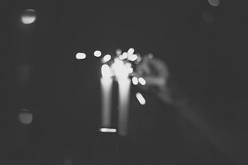 Aanstekende kaarsen tijdens een kerstdiner