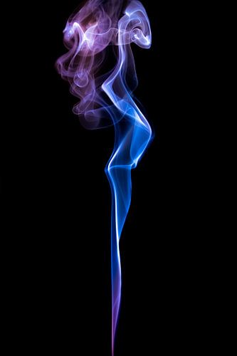 Een dame met haren tot op de heupen.