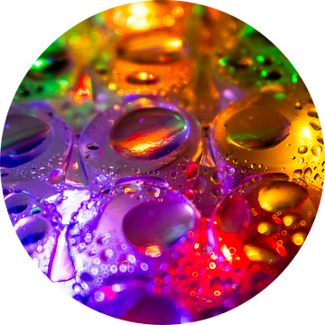 Waterdruppels op verlicht plastic oppervlak