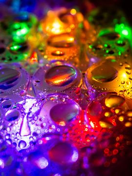 Waterdruppels op verlicht plastic oppervlak van Mixed media vector arts