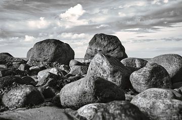 Stenen strand in Denemarken aan zee van Martin Köbsch