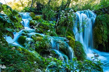 Cascades dans le parc national Plitvička Jezera, Croatie sur Gert Hilbink