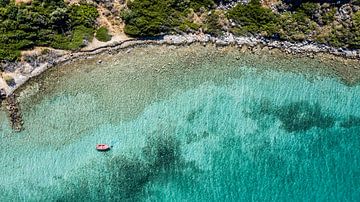Top down foto van kust in Kreta Griekenland van Davey Poppe