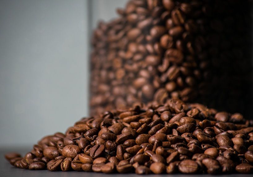 Eine ganze Reihe Kaffeebohnen von Onno van Kuik
