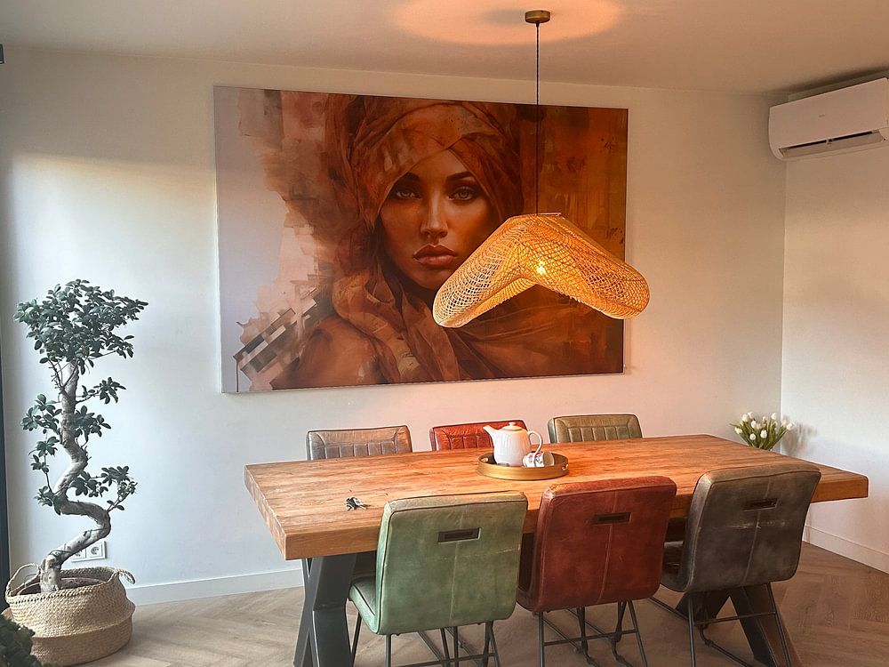 Modern portret van een jonge vrouw in oranje en bruin tinten  van Carla Van Iersel 