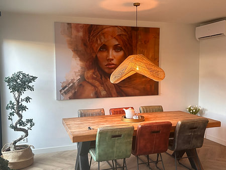 Modern portret van een jonge vrouw in oranje en bruin tinten
