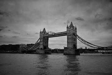 Towerbridge Londen verweg in het zwartwit van Mireille Schipper