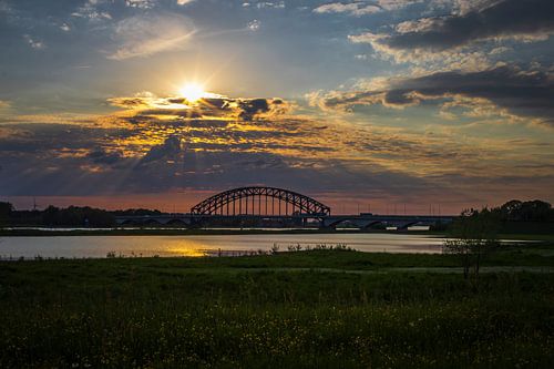 Zon prikt door de wolken heen