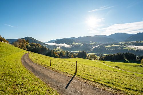 Herfst in Oberstaufen met uitzicht op de bergen Staufen en Hochgrat