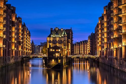 De Speicherstadt Hamburg op het blauwe uur