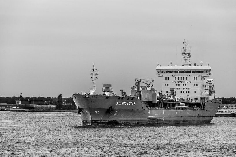 Schip in haven van Rotterdam van Ton de Koning