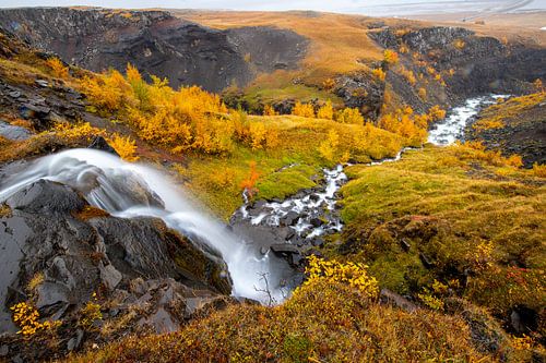 Cascade et rivière sur la route de Hengifoss, Islande